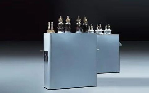 電容器在直流電路中起什么作用？