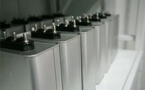 哪些因素影響電力電容器的容量？