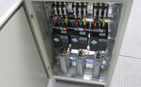 如何快速識別電容器組中有故障的低壓電容器？
